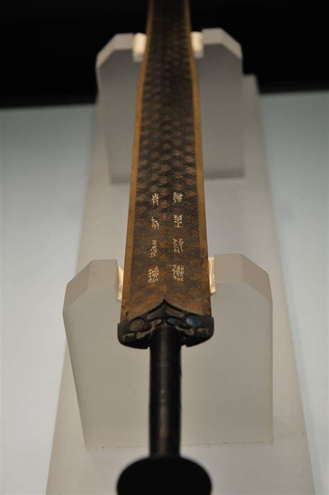 Jul 5, 2020 · Chinese swords of Warring States Era, collection of Shanghai Museum. 2,500-Year-Old Sword of Goujian. Long before the First Emperor Qin drove his army from the west in Xi’an to reach the east coast area and united China in 221BC, there were two highly developed kingdoms in the seaboard region, one in Shaoxing (near Hangzhou) and another in Suzhou (near Shanghai). 